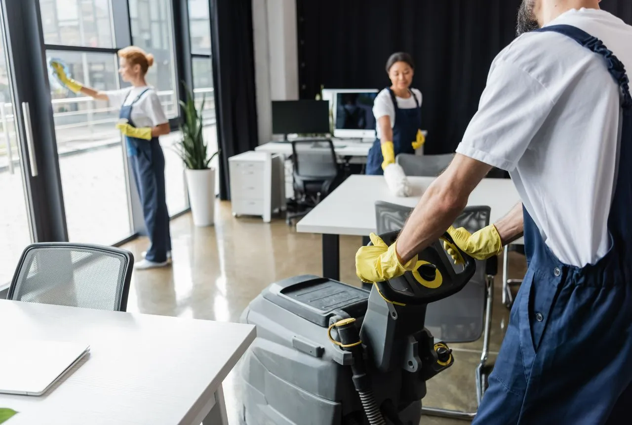 Reinigungsteam bei der professionellen Reinigung eines Bürogebäudes